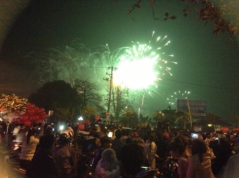 Không khí đón giao thừa Giáp Ngọ 2014 - ảnh 32