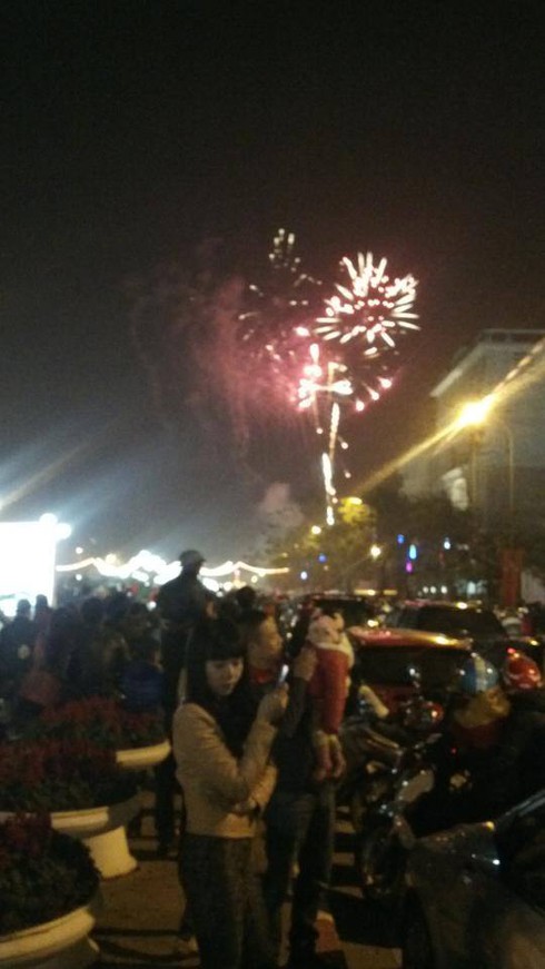 Không khí đón giao thừa Giáp Ngọ 2014 - ảnh 21