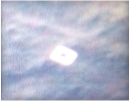 Cận cảnh mảnh vỡ nghi ốp cửa sổ máy bay Malaysia trên biển - ảnh 2