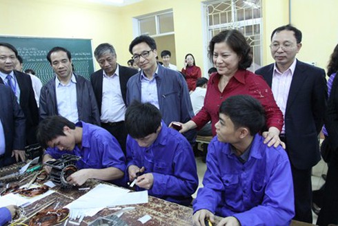 Phó Thủ tướng Vũ Đức Đam thăm cơ sở y tế, giáo dục ở Tuyên Quang - ảnh 2