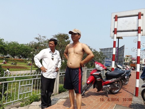 Mất sạch đồ sau khi nhảy xuống sông cứu cô gái tự vẫn - ảnh 1