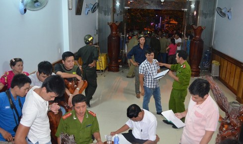 Thuê nhà nghỉ rồi treo cổ tự tử trong phòng tắm - ảnh 1
