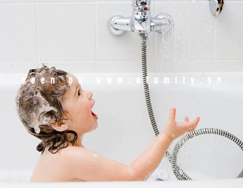 Giúp trẻ an toàn trong phòng tắm