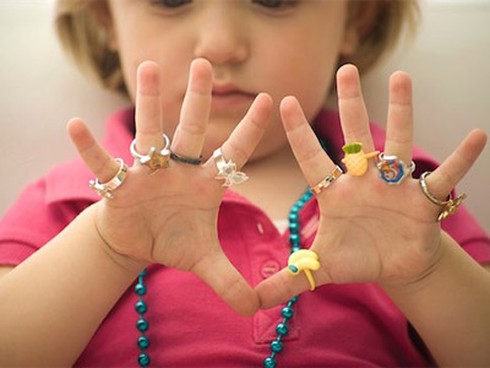 Sai lầm trầm trọng khi làm đẹp cho con - ảnh 1