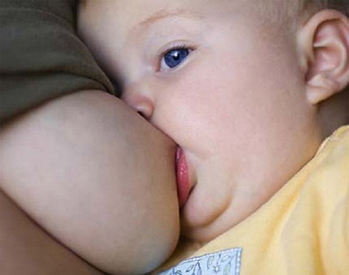 Mẹ bắt cai sữa, bà vạch áo cho bú - ảnh 1