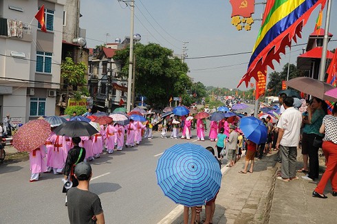Bất chấp nắng nóng, ngàn người đổ về Hội Chèm - ảnh 2