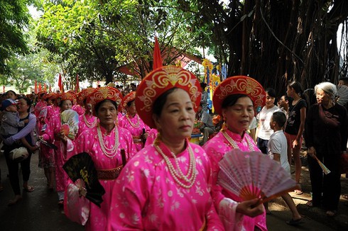 Bất chấp nắng nóng, ngàn người đổ về Hội Chèm - ảnh 3