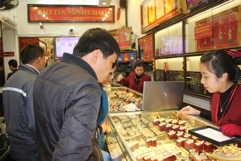 Giá vàng hôm nay 28/6 quay đầu giảm, USD rớt giá - ảnh 1