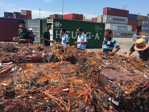 Đội lốt vải vụn, 6 container nhôm đồng chưa kịp xuất lậu đã bị