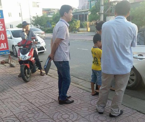 Cán bộ thuế dàn hàng