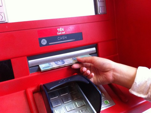 Chủ thẻ ATM chỉ phải chịu 2 loại phí dịch vụ trong tổng số 6 loại phí này - ảnh 1