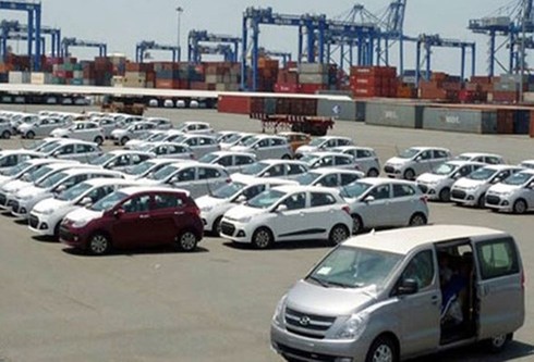 Nhập khẩu ô tô bất ngờ giảm mạnh sau khi tăng sốc - ảnh 1