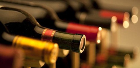 Từ 10/7, mang 1,5 lít rượu hoặc 3 lít bia phải khai báo hải quan - ảnh 1