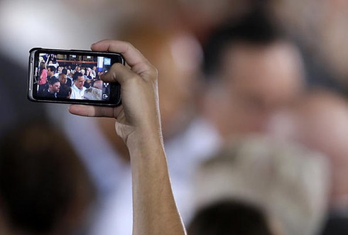 Những bức ảnh 'lạ' trong chiến dịch tranh cử Tổng thống Mỹ - ảnh 2