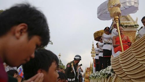 Chùm ảnh rước linh cữu Cựu Quốc vương Sihanouk về nước - ảnh 5