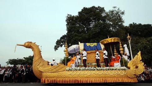 Chùm ảnh rước linh cữu Cựu Quốc vương Sihanouk về nước - ảnh 3