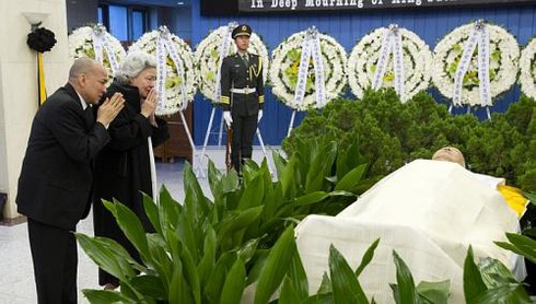 Chùm ảnh rước linh cữu Cựu Quốc vương Sihanouk về nước - ảnh 12