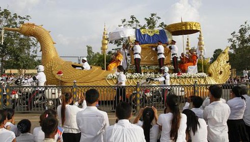 Chùm ảnh rước linh cữu Cựu Quốc vương Sihanouk về nước - ảnh 4