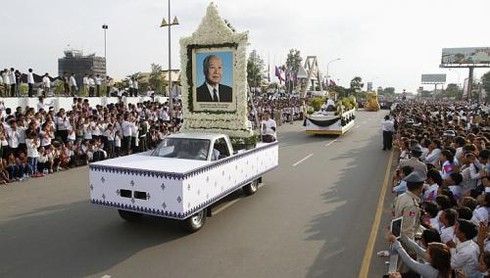 Chùm ảnh rước linh cữu Cựu Quốc vương Sihanouk về nước - ảnh 2