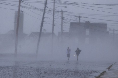 Chùm ảnh: Siêu bão Sandy tàn phá nước Mỹ - ảnh 6