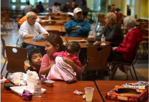 Chùm ảnh: Siêu bão Sandy tàn phá nước Mỹ - ảnh 7