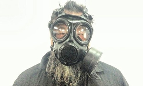 Trung Quốc ô nhiễm khủng khiếp, khẩu trang cháy hàng - ảnh 1