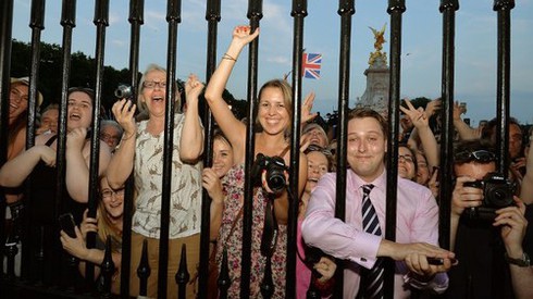 Nước Anh vui mừng chào đón cậu bé Hoàng gia - ảnh 2