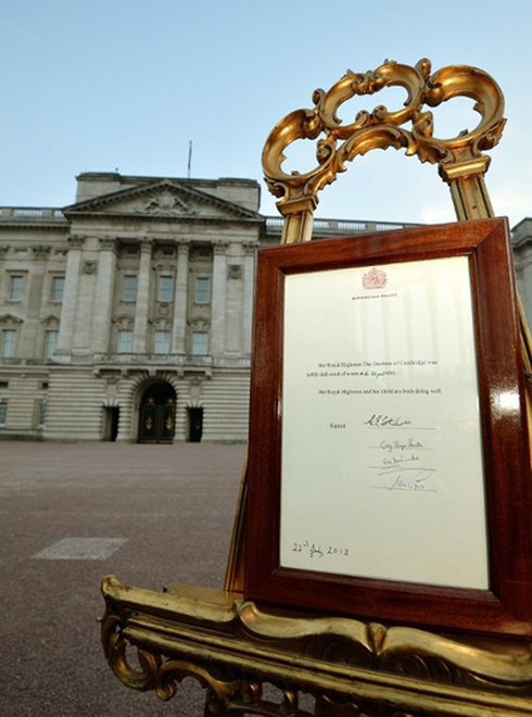 Nước Anh vui mừng chào đón cậu bé Hoàng gia - ảnh 1