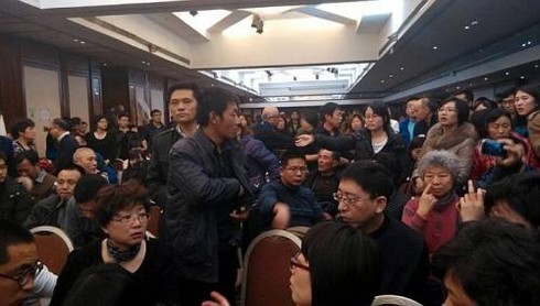 Người Trung Quốc nổi giận trong cuộc họp về máy bay mất tích - ảnh 1