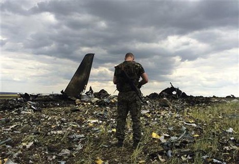 Ukraine thề sẽ trừng phạt những kẻ gây ra vụ máy bay rơi - ảnh 1