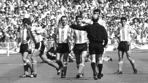 11 khoảnh khắc gây tranh cãi nhất lịch sử World Cup - ảnh 3