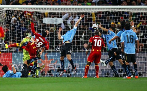 11 khoảnh khắc gây tranh cãi nhất lịch sử World Cup - ảnh 7