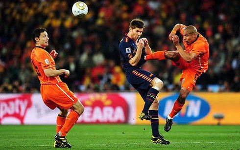 11 khoảnh khắc gây tranh cãi nhất lịch sử World Cup - ảnh 9