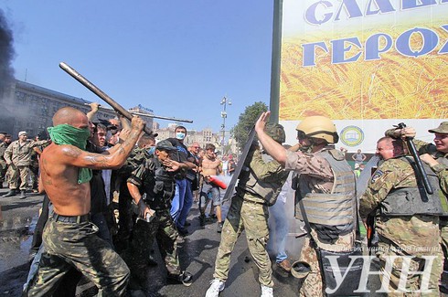 Ukraine: Kiev bạo loạn vì chính quyền đòi gỡ trại Maidan - ảnh 2