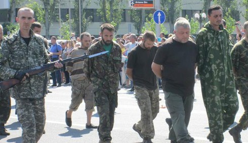 Ukraine: Ý đồ nào khi ly khai dẫn giải tù binh ngày độc lập? - ảnh 2