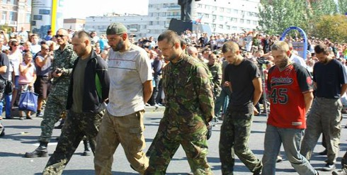 Ukraine: Ý đồ nào khi ly khai dẫn giải tù binh ngày độc lập? - ảnh 3