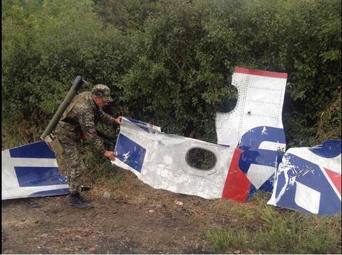Tường thuật họp báo vụ MH17: Máy bay tan tành lúc ở trên không - ảnh 1