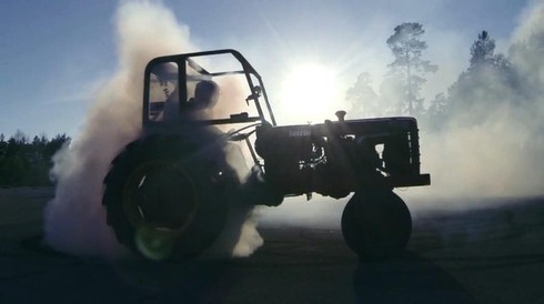 Xe kéo trình diễn màn drift gây choáng - ảnh 1