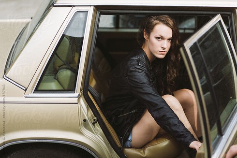 Phụ nữ mặc váy lên xuống ô tô như thế nào cho đúng? - ảnh 1