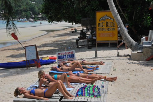 Thủ tướng Thái Lan: Phụ nữ mặc bikini có thể bị giết, trừ khi xấu quá - ảnh 1