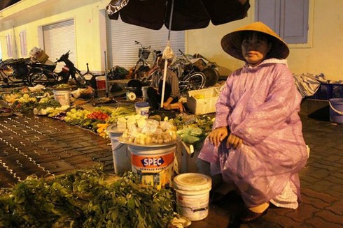 Tranh nhau hôi tiền của người bán rau bị gió thổi bay - ảnh 1