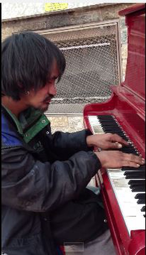 Những nghệ sỹ dương cầm vô gia cư nổi tiếng Youtube - ảnh 1
