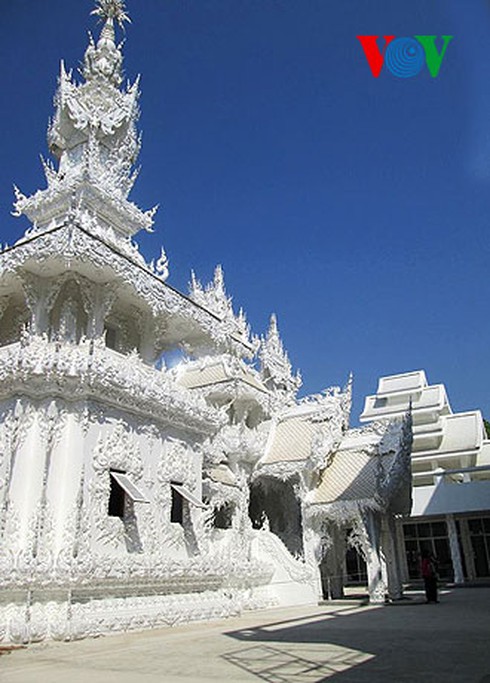 Độc đáo ngôi chùa trắng như tuyết ở Thái Lan - ảnh 3