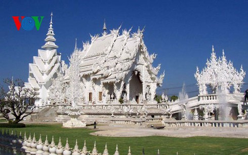 Độc đáo ngôi chùa trắng như tuyết ở Thái Lan - ảnh 1