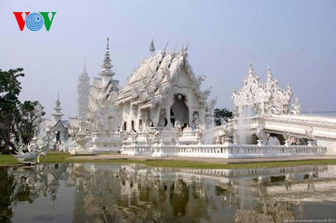 Độc đáo ngôi chùa trắng như tuyết ở Thái Lan - ảnh 2