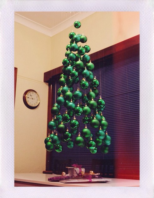 11 mẫu cây thông Noel sáng tạo từ phế liệu - ảnh 1
