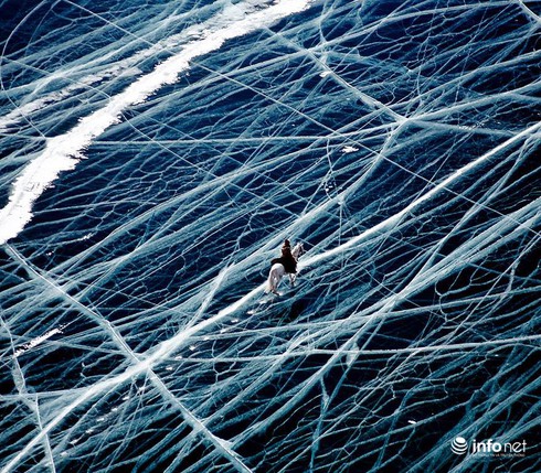 Quang cảnh kỳ vĩ của những hồ nước đóng băng trên thế giới - ảnh 1