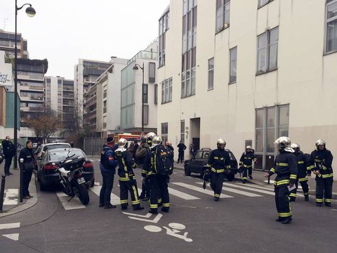 Nóng: Thảm sát toà soạn báo ở Paris, 12 người chết, 10 bị thương - ảnh 1
