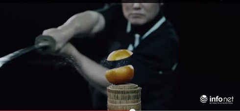 Xem võ sĩ đạo Nhật Bản đấu kiếm cùng robot - ảnh 1