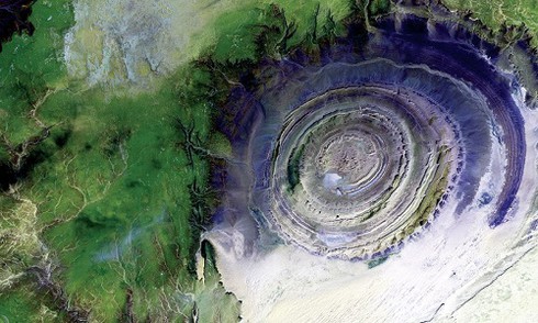 Con mắt khổng lồ trên sa mạc Sahara - ảnh 1